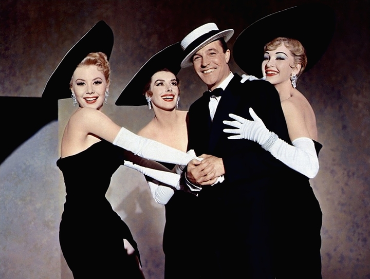 女優のミッチー・ゲイナーと女優のケイ・ケンドールと俳優のジーン・ケリーと女優のタイナ・エルグ(1957年・映画「魅惑の巴里」) の画像