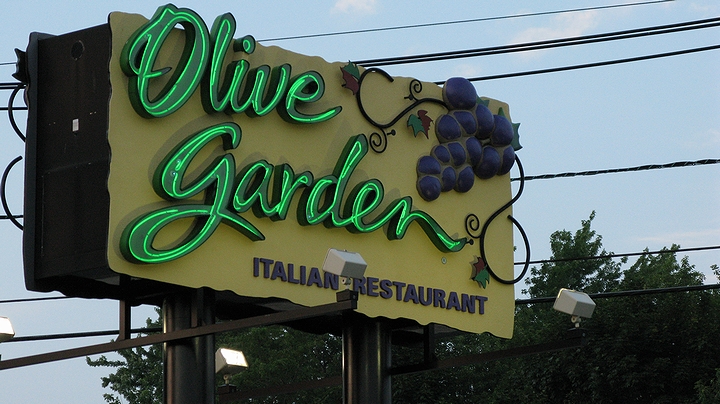 軽食レストランチェーン「オリーブガーデン」の看板(2008年・米国ニュージャージー州イーストブランズウィック)の画像