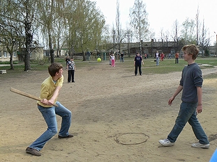 「ロシアの人気スポーツ」の一例として挙がったラプタに興じるロシアの少年達(2008年)の画像