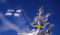 フィンランド国旗とスウェーデン国旗(2008年・ストックホルム)