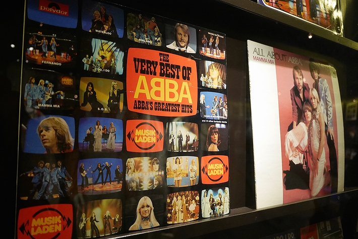 「スウェーデンの代表的な事物」の一例として挙がったスウェーデン発の音楽グループ「ABBA」の博物館「アバ・ザ・ミュージアム」に並ぶ品々(2014年・ストックホルム)の画像