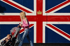 イギリス国旗と子連れの女性(2006年・北アイルランド・ベルファスト)