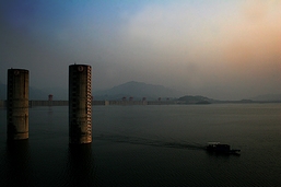 中国・長江の流れを湛える大水瓶「三峡ダム」(2008年)