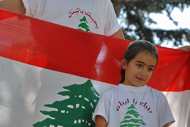 レバノン系カナダ人の少女とレバノン国旗(2006年)の画像