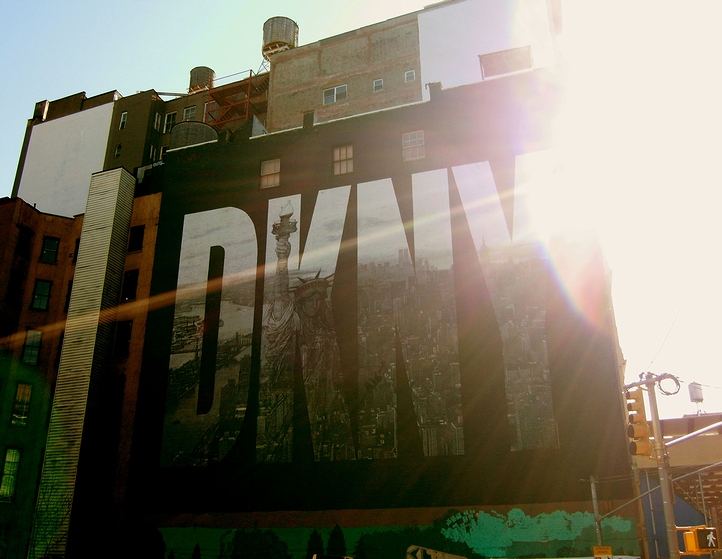 ファッションブランド「DKNY」の看板(2009年・ニューヨーク)の画像