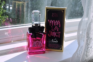 「10代女子に人気の香水」の一例として挙がったファッションブランド「ジューシークチュール」の香水製品「ビバ・ラ・ジューシー」の画像
