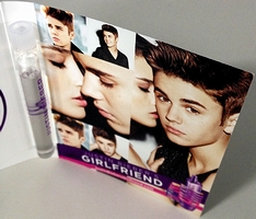 ファイル:ジャスティン・ビーバーの香水「ガールフレンド」 finally getting my hands on 1.5mL of justin bieber's girlfriend, thanks to @asakotwit. 8368390403.jpg
