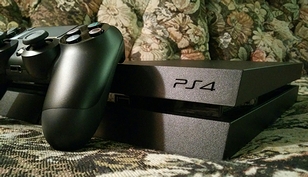 ソニーのゲーム機“PS4”こと「プレイステーション4」(2013年)
