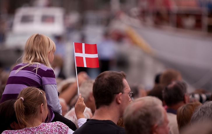 デンマーク女王マルグレーテ2世ほかデンマーク王室一行の行幸を迎える人々とデンマークの国旗(2009年・デンマーク・ハーデルスレウ)の画像