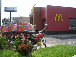 エルサルバドル某所のマクドナルドの店舗(2009年)の画像