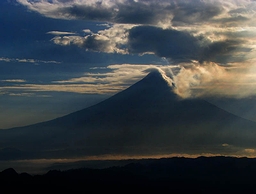 フィリピン共和国ルソン島のマヨン山(2008年)