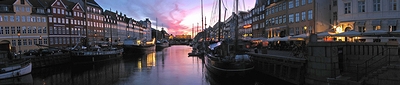 デンマークの代表的な観光名所の一例として挙がったデンマークの首都コペンハーゲンの「ニューハウン」の夜明け(2010年)の画像