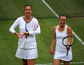 「女子テニス界で最長身の選手」として名が挙がったプロ女子テニス選手のリンゼイ・ダベンポートとマルチナ・ヒンギスのダブルス(2011年・イギリス・「ウィンブルドン選手権」)の画像
