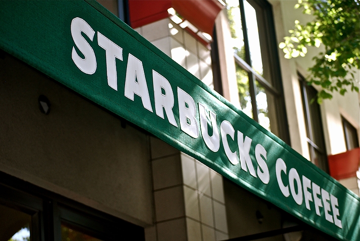 コーヒーチェーン「スターバックス」の店舗(2011年・米国カリフォルニア)の画像