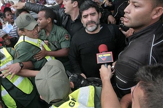 「アルゼンチン出身の有名人」の一例として挙がったサッカー選手のディエゴ・マラドーナ(2010年・ベネズエラ)の画像