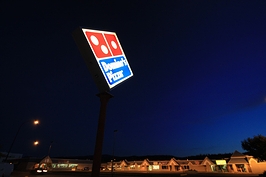 カナダの北の外れに位置する「ホワイトホース」の町の闇夜に輝く「ドミノ・ピザ」の看板(2008年)