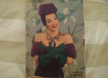 「ブラジル出身の有名人」の一例として挙がった芸能人のカルメン・ミランダ(1943年・「ニューヨーク・サンデー・ニュース」)の画像