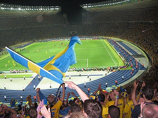 サッカーワールドカップに沸き立つ観客席とスウェーデン国旗(2006年・ベルリン)の画像