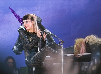 「高校でいじめられてた有名ミュージシャン」の一例として挙がったコンサート中のレディー・ガガ(2011年)の画像