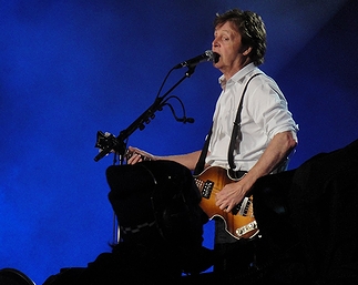 「左利きの有名人」の一例として挙がったミュージシャンのポール・マッカートニー(2010年)の画像