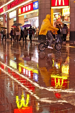 中国・上海の雨の街角と「麦当劳」すなわちマクドナルドの店舗(2009年)の画像