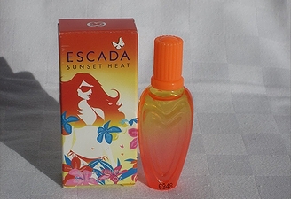 「10代女子に人気の香水」の一例として挙がったファッションブランド「エスカーダ」の香水製品「サンセット・ヒート」の画像