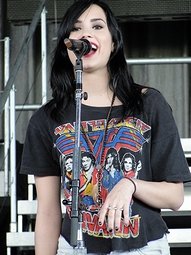 コンサートに歌うデミ・ロヴァート(2009年・米国ミシガン州クラークストン)の画像