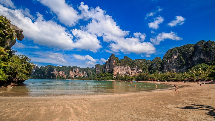 「タイ最高のビーチ」として名が挙がったタイ・クラビの海水浴場「ライレイ・ビーチ」(2014年)の画像