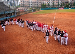 グラウンドに並ぶ北京タイガースと上海ゴールデンイーグルスの選手たち 2008年・上海