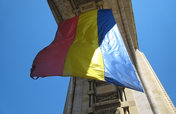 ルーマニアの国旗(2007年・ブカレスト)の画像