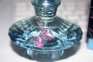 「10代女子に人気の香水」の一例として挙がった歌手ブリトニー・スピアーズの香水製品「キュリアス」(2007年・イギリス)の画像