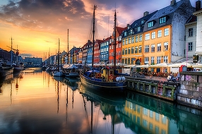 「デンマークの代表的な事物」の一例として挙がったデンマークの首都コペンハーゲン・ニューハウンの夕景(2012年)の画像