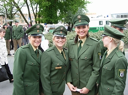 ほほ笑むベルリンの婦人警官たち(2009年)
