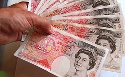 50ポンド紙幣の束(2010年)