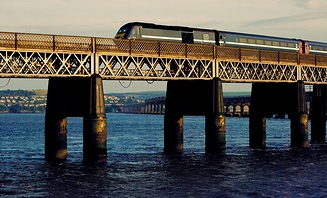 「スコットランド最長の河川」として名が挙がったスコットランドのテイ川に架かる「テイ鉄道橋」(2008年・ダンディー)の画像