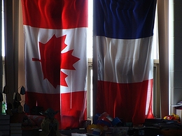 ともに佇むカナダ国旗とフランス国旗