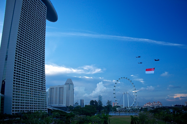 シンガポールの「マリーナ・ベイ・サンズ」とシンガポールの国旗(2012年)の画像
