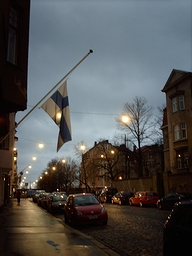 フィンランドの首都ヘルシンキの夜の街角とフィンランド国旗(2007年)