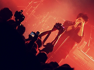 ライブに歌うイギリスの歌手ゲイリー・ニューマン(2010年・メキシコ)の画像