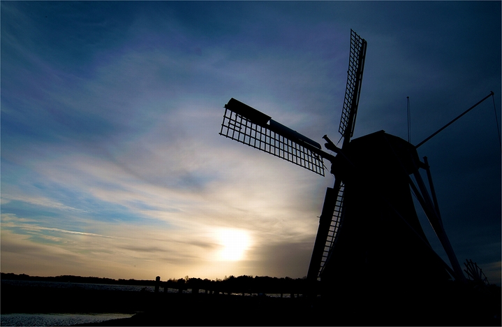 オランダ・フローニンゲンの日没と風車(2008年)の画像