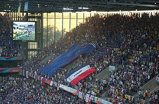 サッカーワールドカップ・フランス対トーゴ戦の観客席に翻るフランス国旗とフランス代表ユニフォーム(2006年)の画像