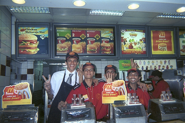 インド・ムンバイのマクドナルドと店員達の「スマイル」(2001年)の画像