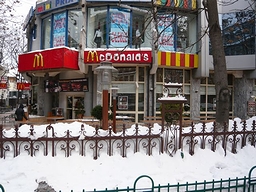 ルーマニア・ブカレスト某所のマクドナルドの店舗(2008年)の画像