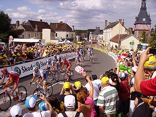 フランス・ブルゴーニュのサン＝ファルジョーの街路と「フランスの人気スポーツ」の一例として挙がった「ツール・ド・フランス」(2009年)の画像