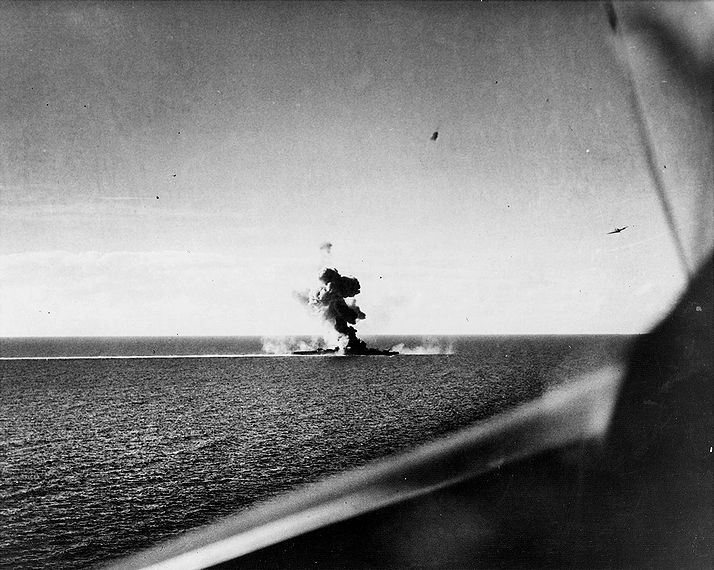 「米国史上最大の海戦」としてその名が挙がった第二次世界大戦の太平洋戦争下「レイテ沖海戦」中(1944年)に撃沈されゆく日本海軍の最上型巡洋艦(推定「熊野」)の画像