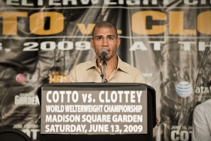 「プエルトリコ出身の有名人」の一例として挙がったボクサーのミゲール・コット(2009年・対ジョシュア・クロッティ戦)の画像