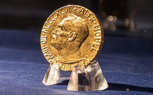 「スウェーデン出身の有名人」の一例として挙がったアルフレッド・ノーベルを描いた「ノーベル平和賞」のメダル(2013年)の画像