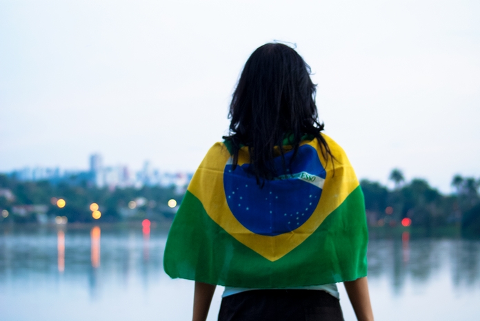 ブラジル国旗を背負った女性の後姿(2013年・ブラジル・ベロオリゾンテ)の画像