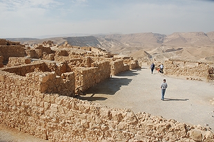 イスラエルの代表的な観光名所の一例として挙がった「マサダ」(2014年)の画像