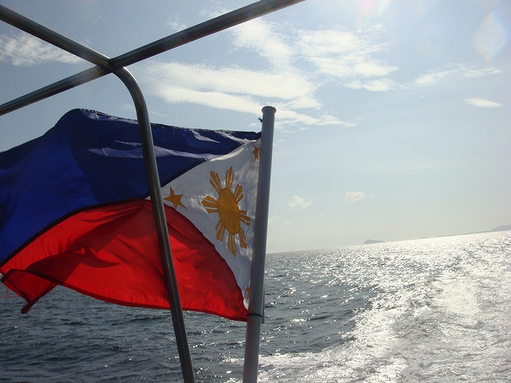 フィリピン・コレヒドール島へ向かう船上に揺れるフィリピン国旗(2008年)の画像